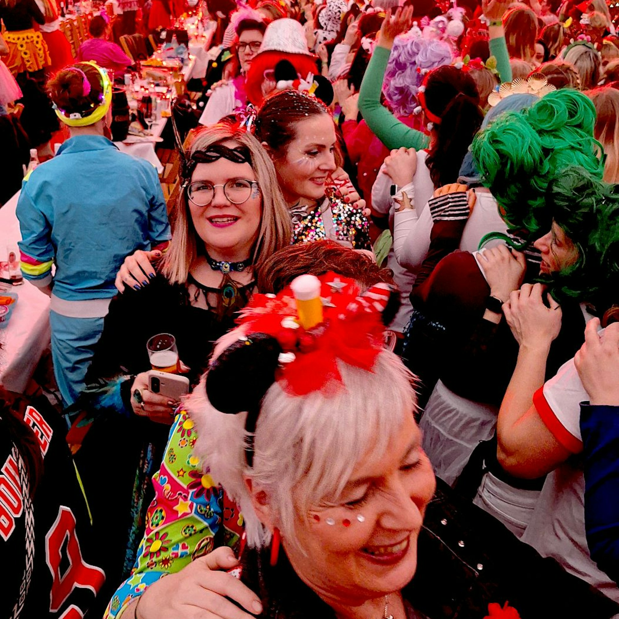 Das Bild zeigt zahlreiche jecke Wiever, die eine Polonaise machen.