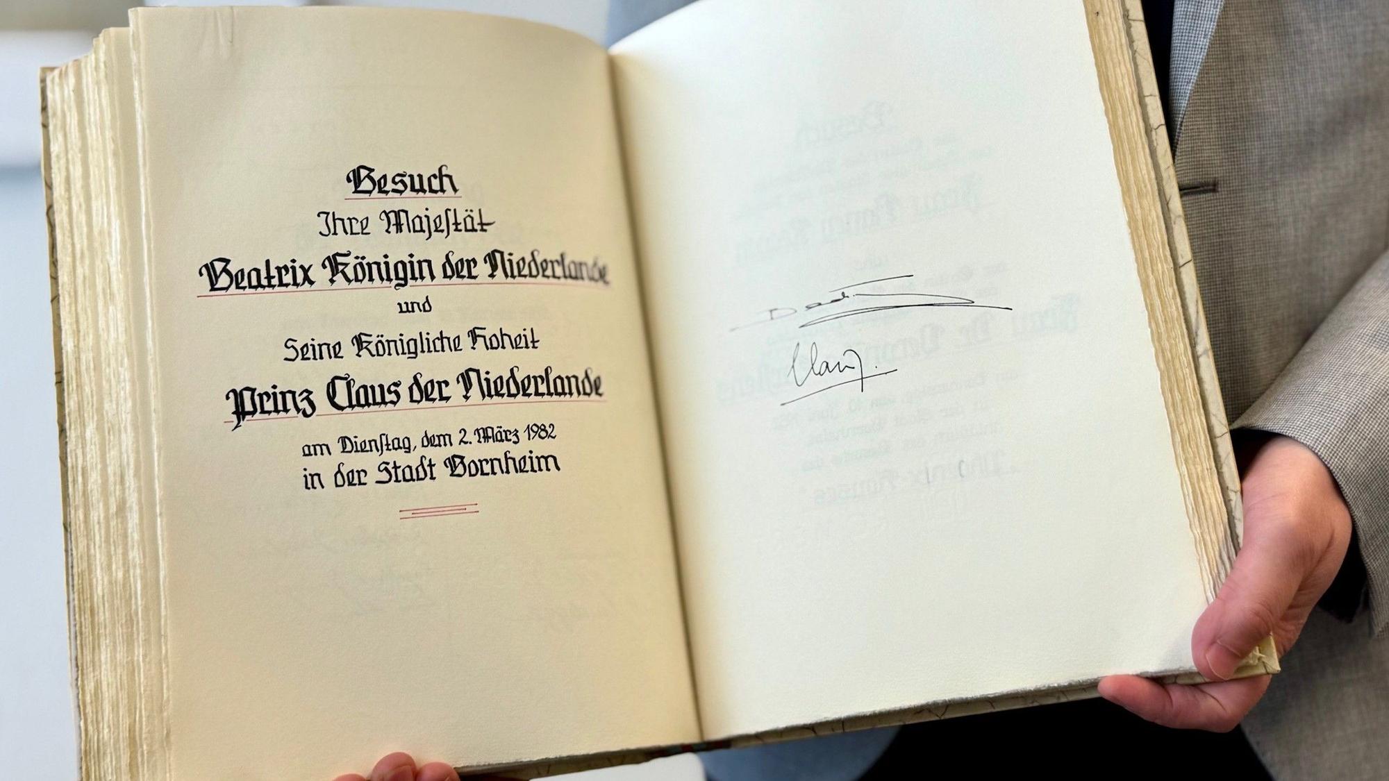 Bornheim
Goldenes Buch mit dem Eintrag von Beatrix der Niederlande.