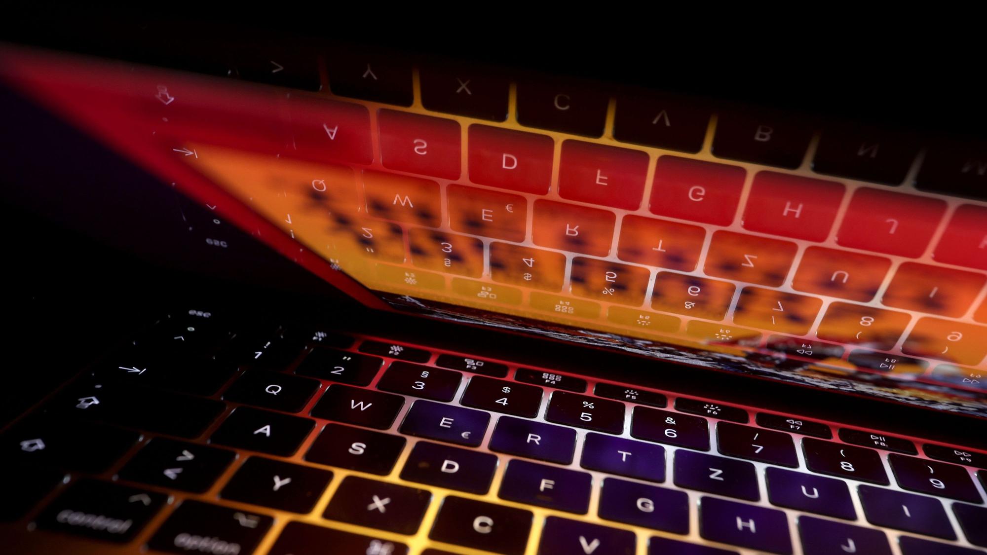 Die Tastatur eines Laptops spiegelt sich auf dem Bildschirm des Computers.