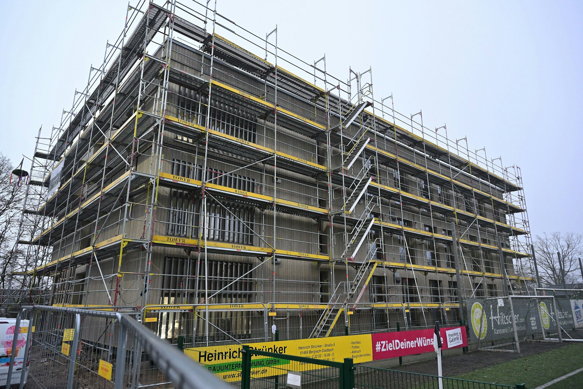 Das Foto zeigt das Klassenhaus am Bonhoeffer-Gymnasium.