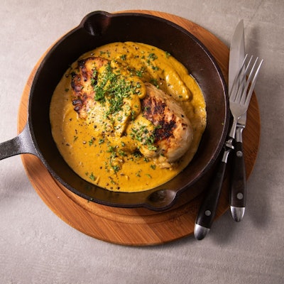 Die fruchtig-säuerliche Note von Sanddornnektar verleiht dem Geflügelgericht nicht nur den Namen, sondern dem Sanddornhähnchen auch eine wunderbare Frische.