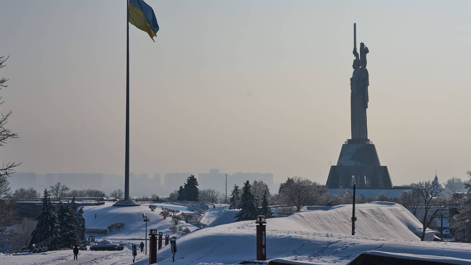 Kiew: Die Nationalflagge und das Mutterlandsdenkmal erheben sich über der Stadt, während die Ukraine inmitten der regelmäßigen russischen Luftangriffe auf den Energiesektor des Landes, die die Menschen ohne Strom, Heizung und Wasser lassen, von starkem Frost heimgesucht wurde.