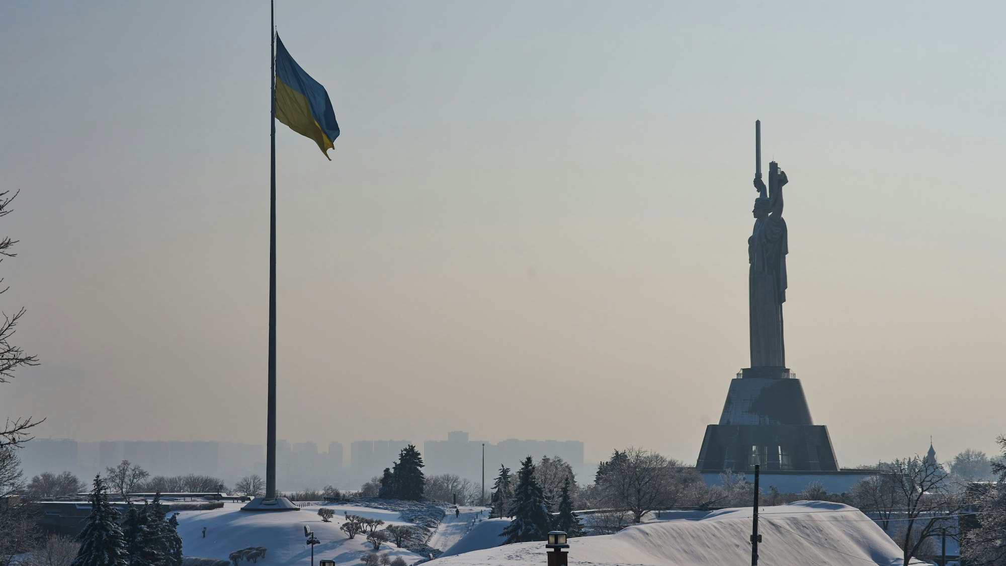 Kiew: Die Nationalflagge und das Mutterlandsdenkmal erheben sich über der Stadt, während die Ukraine inmitten der regelmäßigen russischen Luftangriffe auf den Energiesektor des Landes, die die Menschen ohne Strom, Heizung und Wasser lassen, von starkem Frost heimgesucht wurde.
