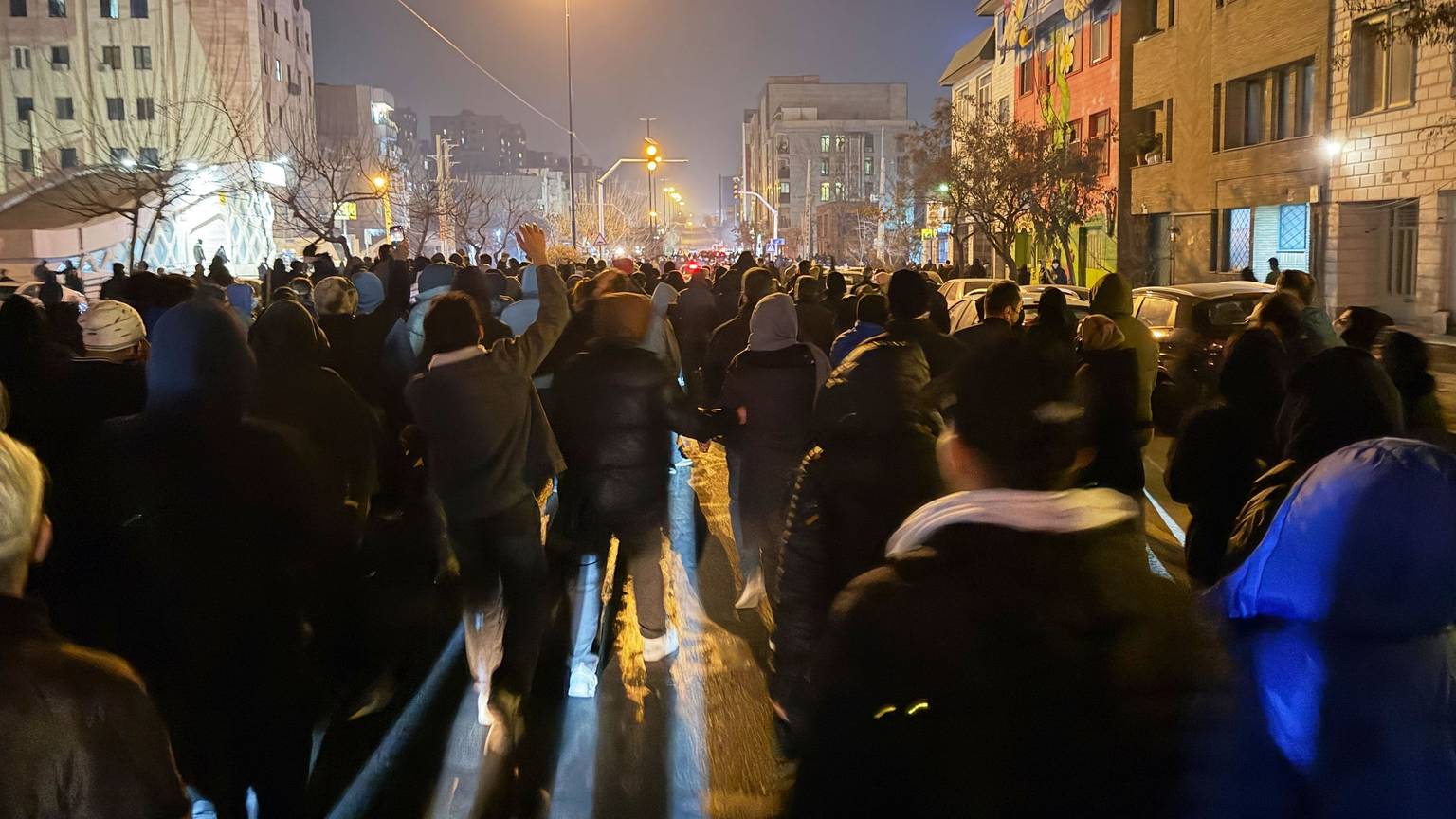 08.01.2026, Iran, Teheran: Dieses am 08. Januar aufgenommene und am 13. Januar via AP zur Verfügung gestellte Foto soll Iraner bei einem Protest gegen die Regierung in Teheran zeigen.