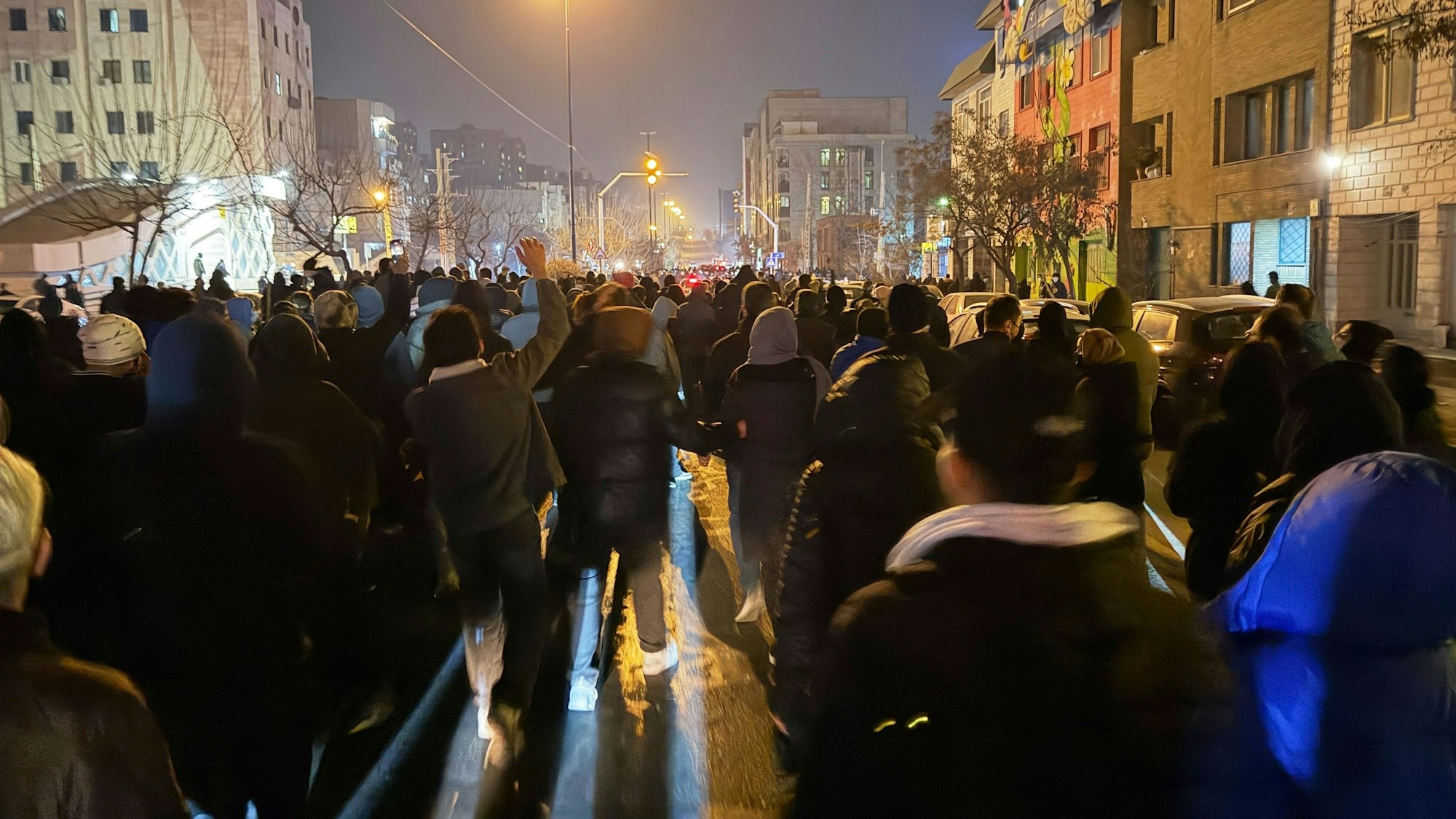 08.01.2026, Iran, Teheran: Dieses am 08. Januar aufgenommene und am 13. Januar via AP zur Verfügung gestellte Foto soll Iraner bei einem Protest gegen die Regierung in Teheran zeigen.