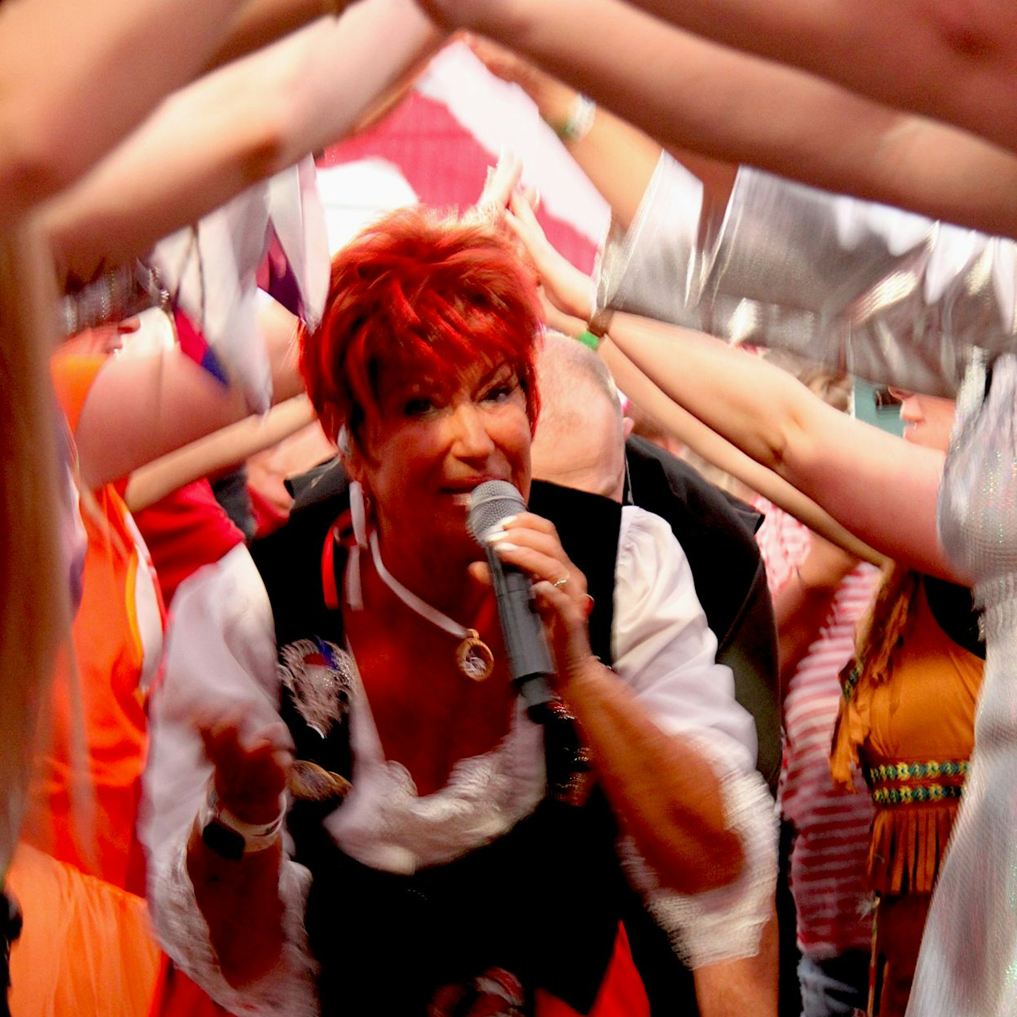 Das Bild zeigt die Künstlerin auf dem Weg zur Bühne.