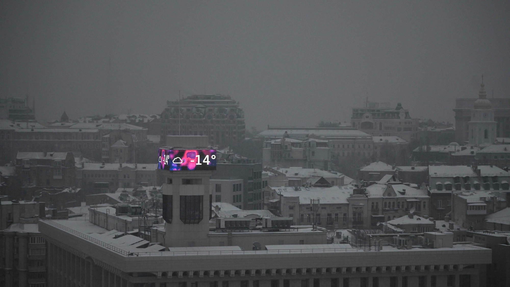 Aktuell liegen die Temperaturen in Kiew bei -14 Grad, dabei sind vielerorts Strom und Heizung durch russische Angriffe ausgefallen.