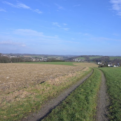 Das Foto zeigt die bergische Landschaft bei Bechen