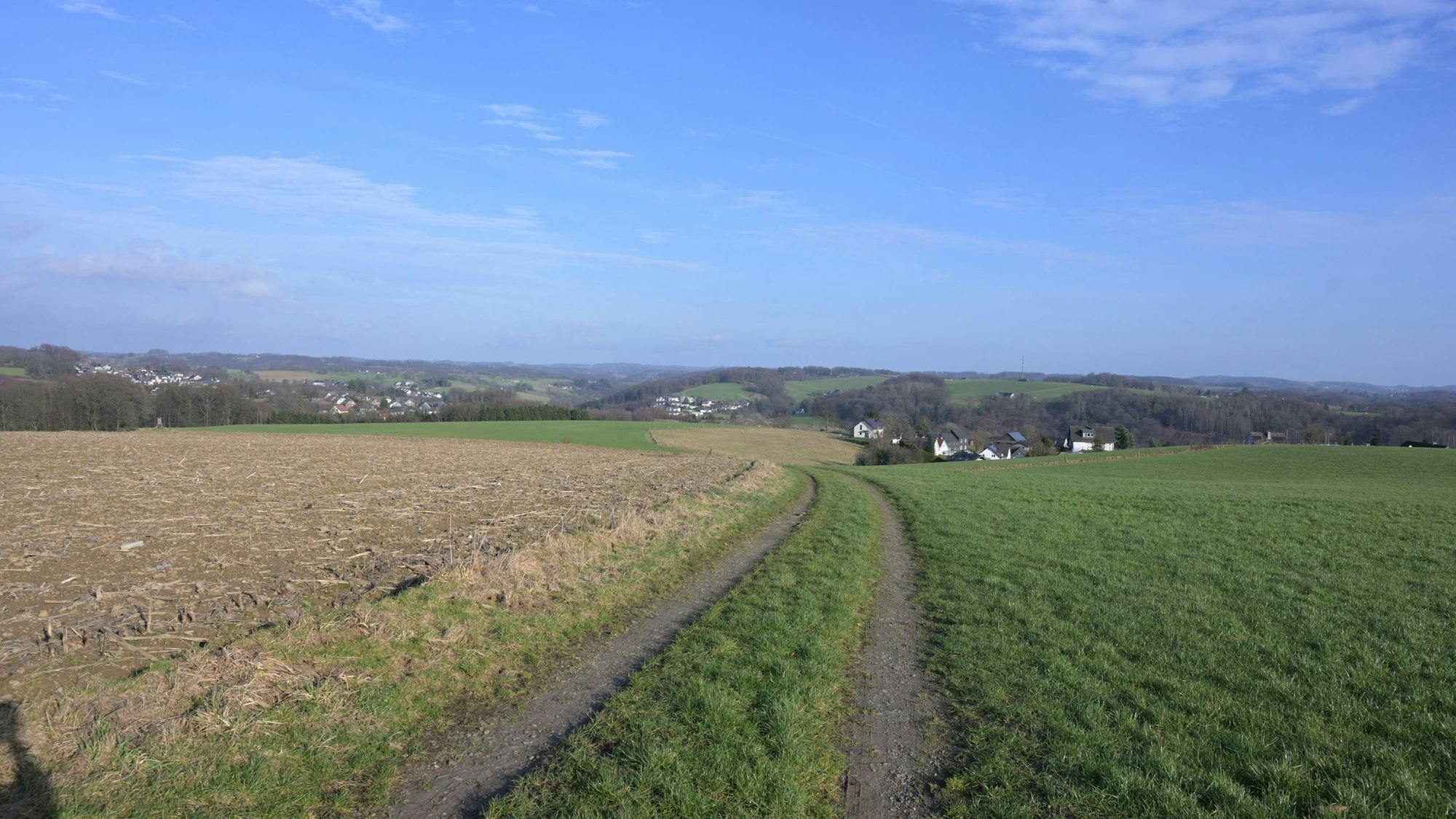 Das Foto zeigt die bergische Landschaft bei Bechen