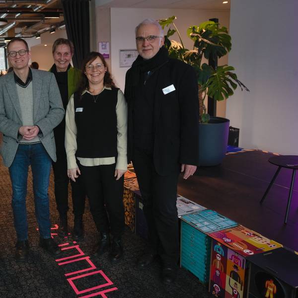 Ein Gruppenfoto: Rainer Schmidt (l.) und Susanne Hahmann (3.v.l., beide Diakonie Michaelshoven), Oliver Cremer (2.v.l., Kirchenkreis), Birgit Pfisterer (2.v.r., Caritas), Wilfried Fenner (r., Fachberatung Wohnungsnot).