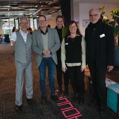 Ein Gruppenfoto: Rainer Schmidt (l.) und Susanne Hahmann (3.v.l., beide Diakonie Michaelshoven), Oliver Cremer (2.v.l., Kirchenkreis), Birgit Pfisterer (2.v.r., Caritas), Wilfried Fenner (r., Fachberatung Wohnungsnot).