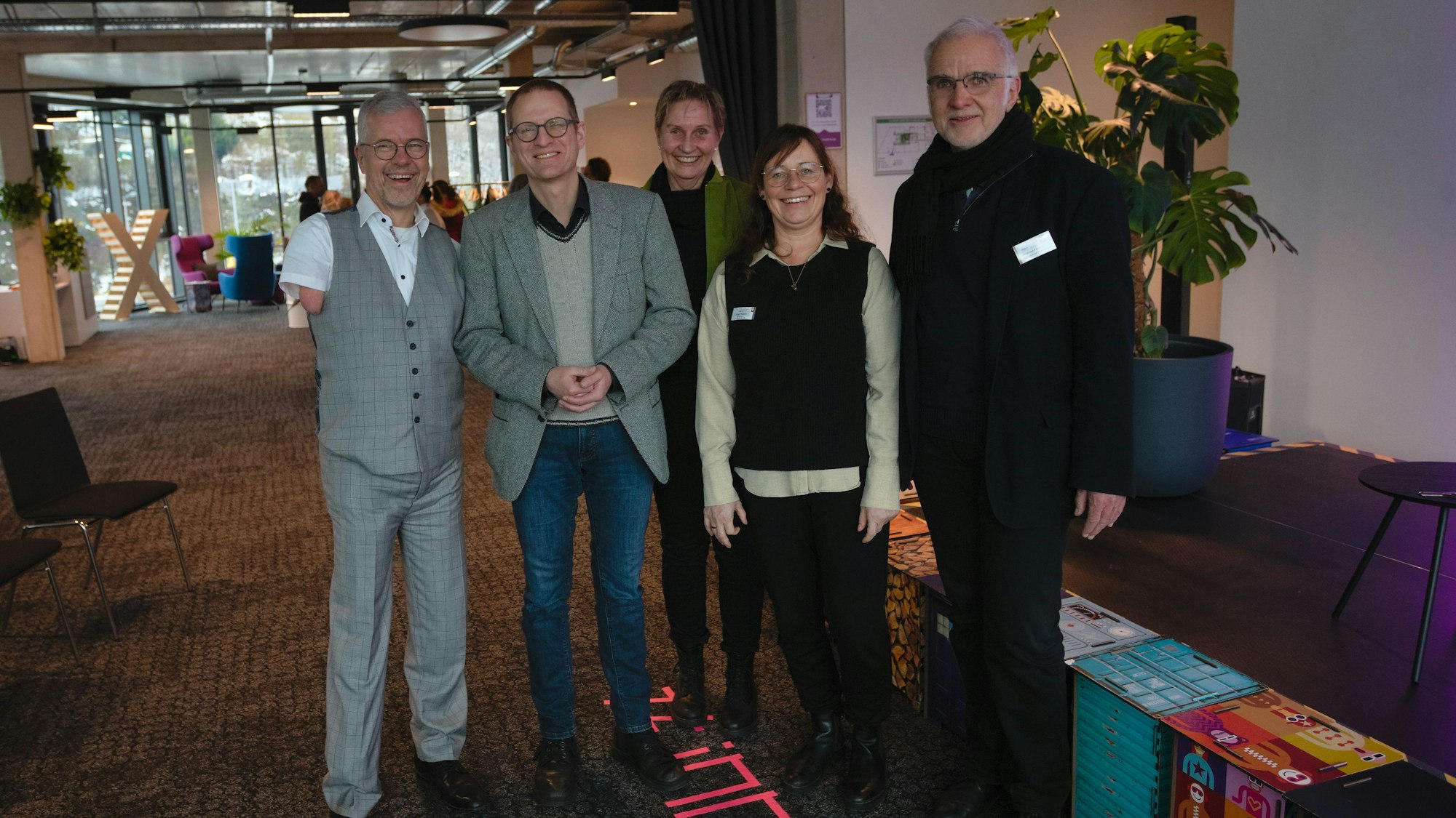 Ein Gruppenfoto: Rainer Schmidt (l.) und Susanne Hahmann (3.v.l., beide Diakonie Michaelshoven), Oliver Cremer (2.v.l., Kirchenkreis), Birgit Pfisterer (2.v.r., Caritas), Wilfried Fenner (r., Fachberatung Wohnungsnot).