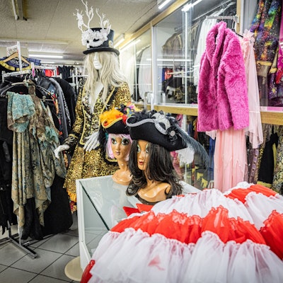 Ein Karnevalströdelmarkt im Rechtsrheinischen lädt am Sonntag zum jecken Stöbern ein. (Symbolbild)