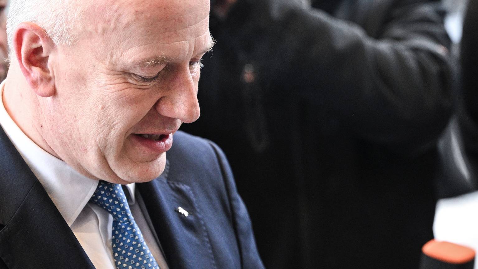 Das Bild zeigt Kai Wegner (CDU), Berlins Regierender Bürgermeister, vor einem Termin im Hotel Adlon. Foto: Jens Kalaene/dpa