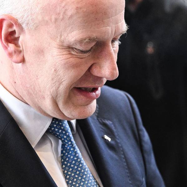 Das Bild zeigt Kai Wegner (CDU), Berlins Regierender Bürgermeister, vor einem Termin im Hotel Adlon. Foto: Jens Kalaene/dpa