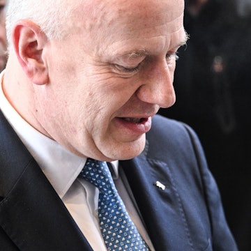 Das Bild zeigt Kai Wegner (CDU), Berlins Regierender Bürgermeister, vor einem Termin im Hotel Adlon. Foto: Jens Kalaene/dpa