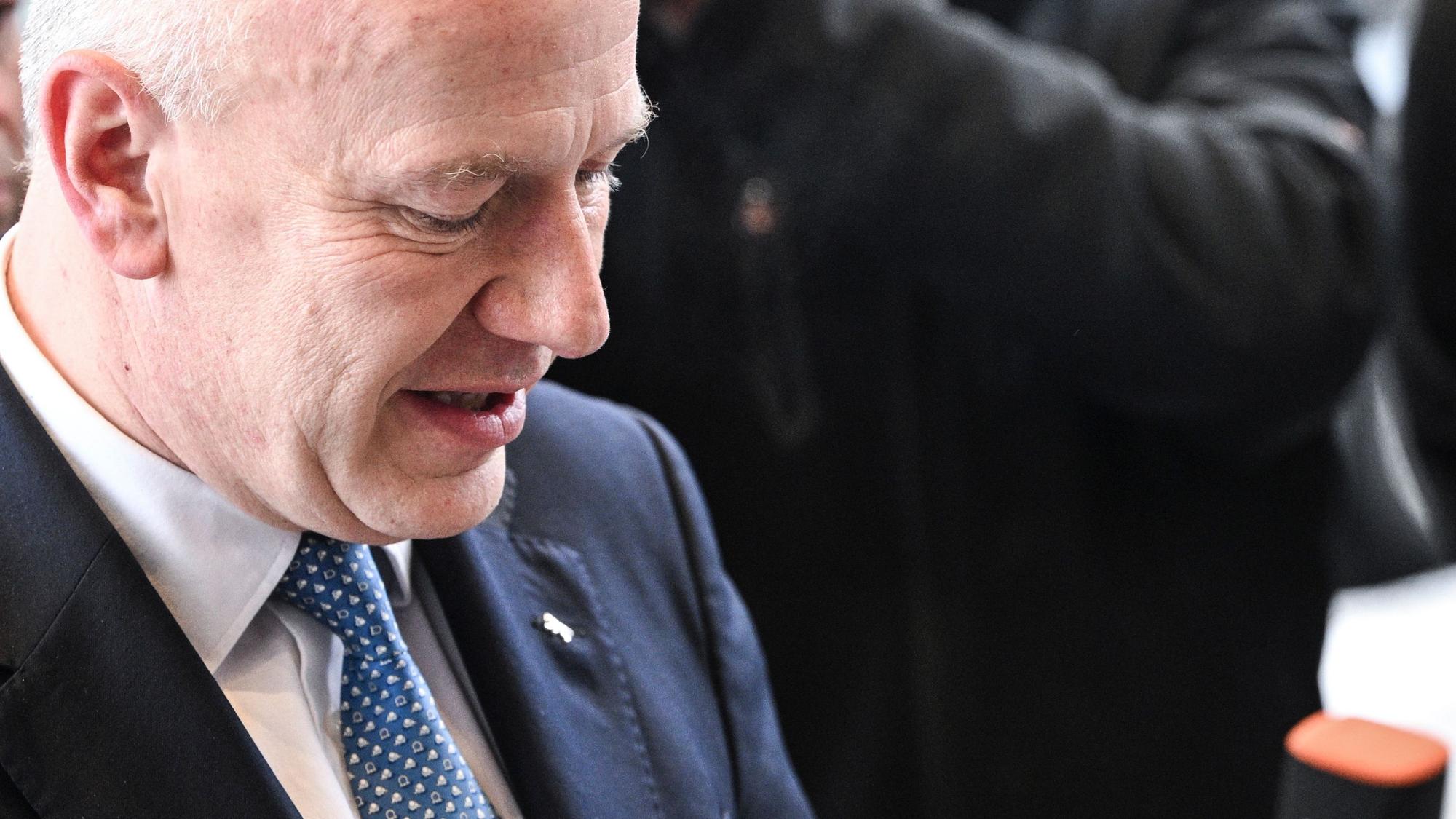 Das Bild zeigt Kai Wegner (CDU), Berlins Regierender Bürgermeister, vor einem Termin im Hotel Adlon. Foto: Jens Kalaene/dpa