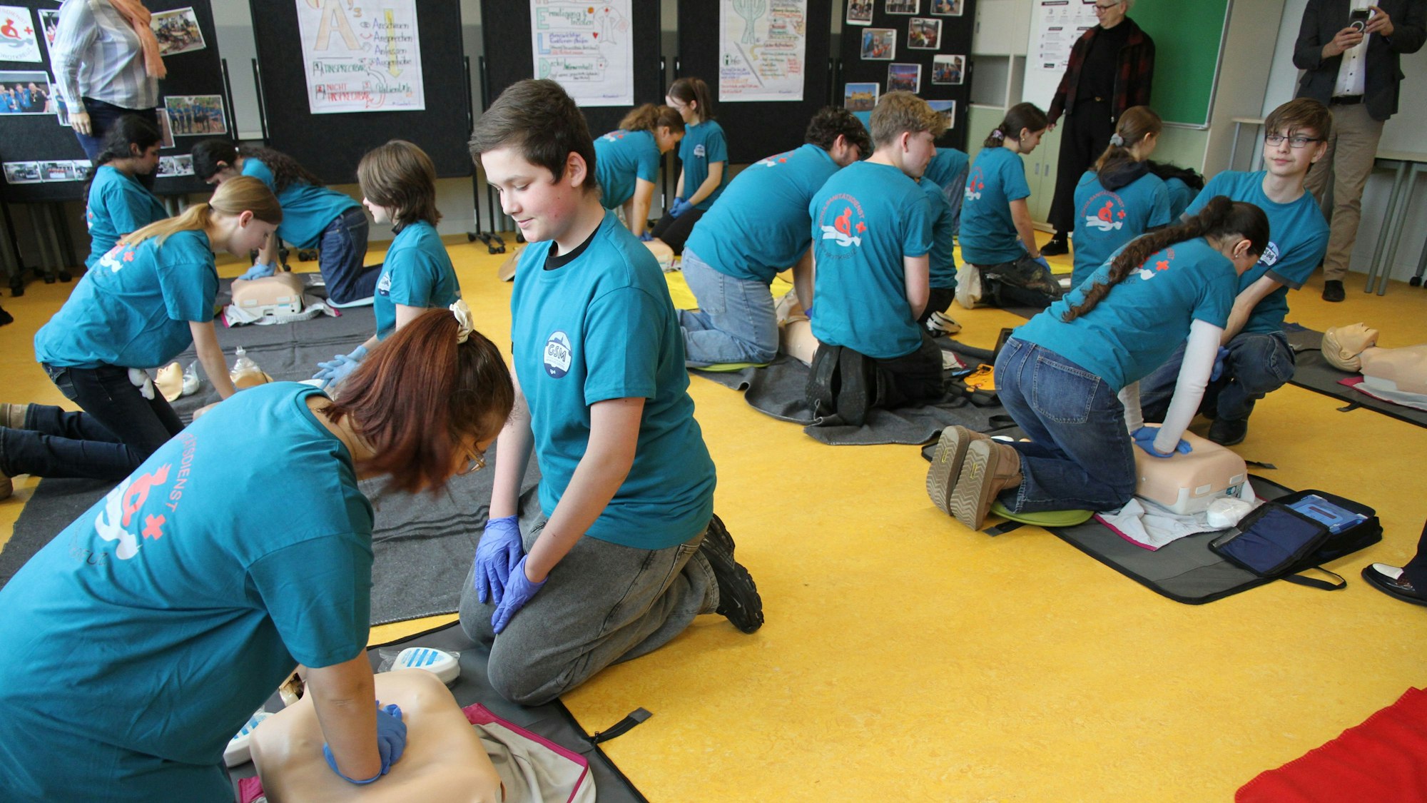 Das Schulsanitäterteam der Gesamtschule am Michaelsberg übt Reanimation, Besuch von NRW-Schulministerin Dorothee Feller