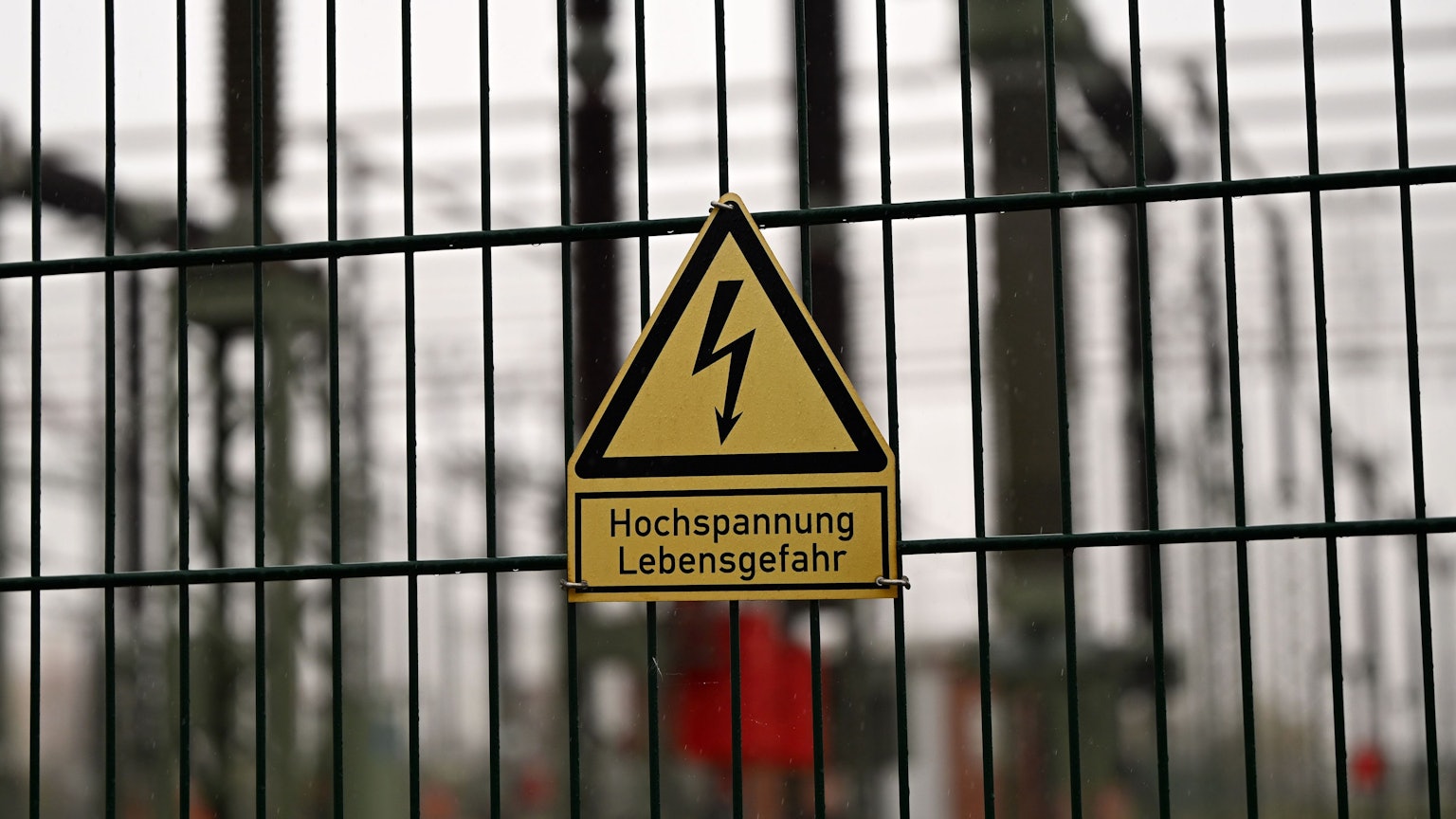 ARCHIV - 10.11.2025, Brandenburg, Potsdam: Ein Schild mit der Aufschrift "Hochspannung Lebensgefahr" hängt am Zaun des Umspannwerks von 50Hertz in Neuenhagen.