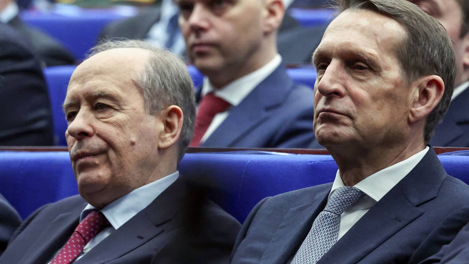 Das Bild zeigt den Direktor des Inlandsgeheimdienstes FSB, Alexander Bortnikow (l), und der Direktor des Auslandsgeheimdienstes SWR, Sergej Naryschkin, bei der jährlichen Vorstandssitzung des Verteidigungsministeriums in Moska. Foto: Alexander Kazakov/Pool Sputnik Kremlin/AP/dpa