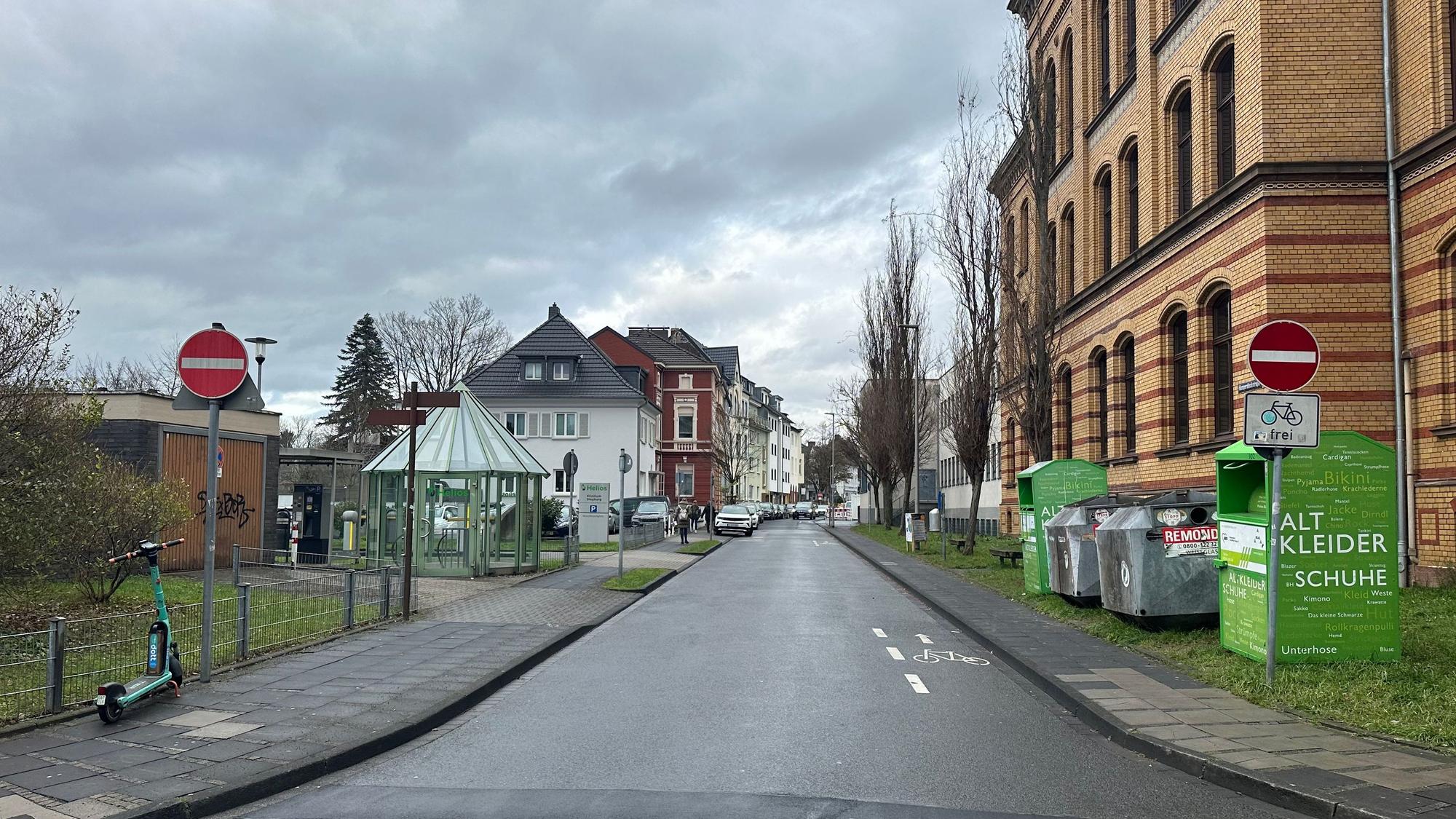 Gegen die Einbahnstraße fuhr der Mercedes an dieser Stelle in die Humperdinckstraße ein.