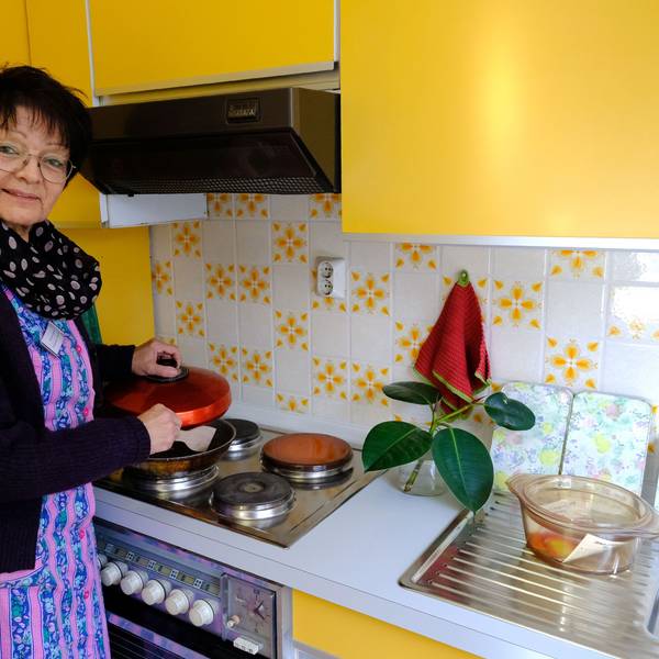 Museums-Hauswirtschafterin Monika Blaeser mit zeitgenössischen Geräten in der 70er-Jahre-Küche im Freilichtmuseum Kommern.