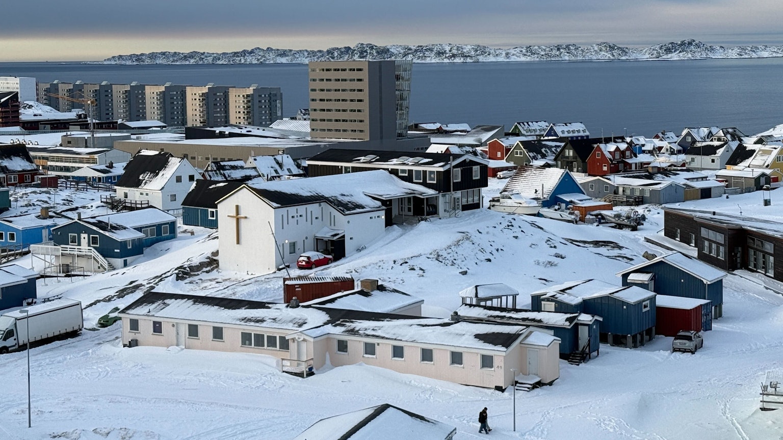 Nuuk: Blick über Nuuk aus dem achten Stock eines Wohngebäudes. Nach erfolglosen Gesprächen in Washington zur Beilegung des Grönland-Konflikts schicken mehrere Nato-Verbündete Dänemarks Soldaten auf die Arktisinsel.