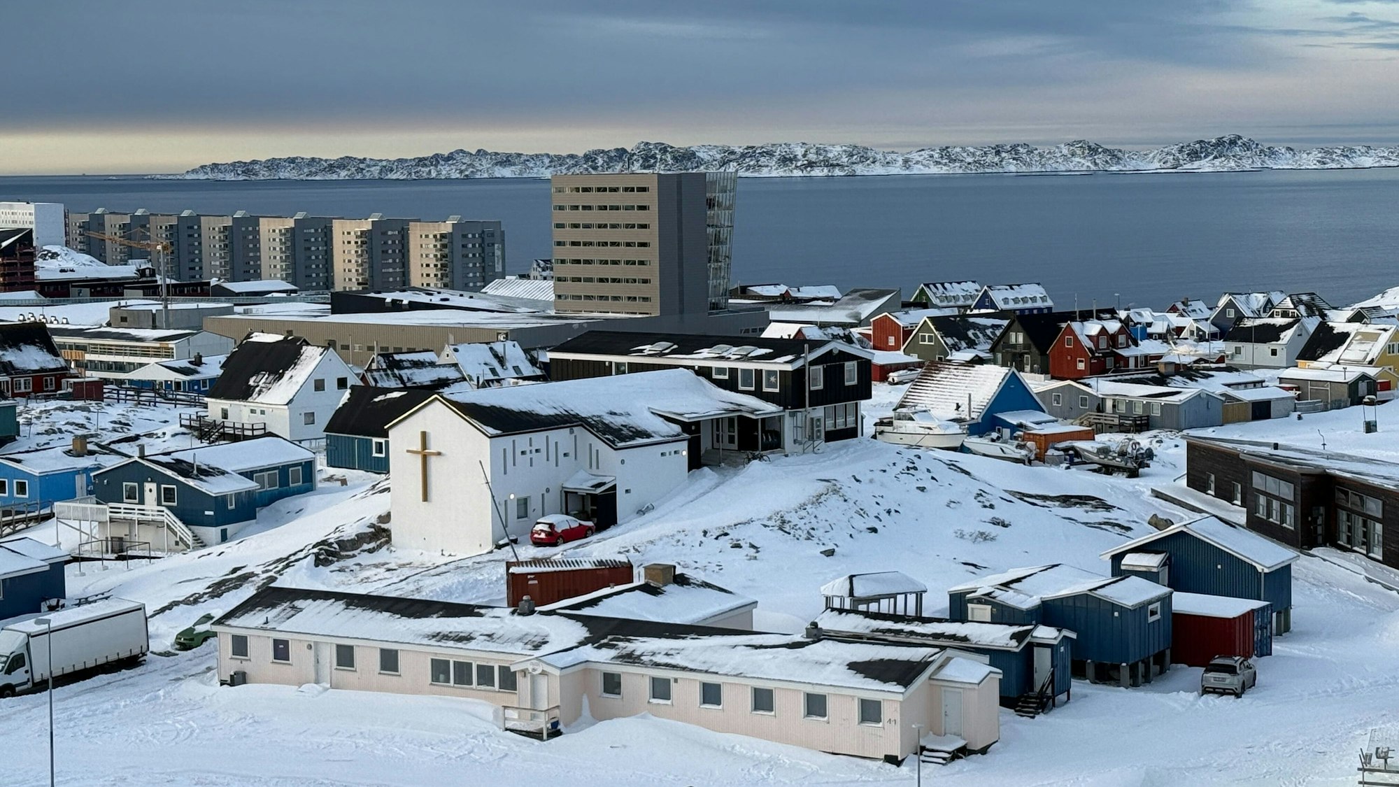 Nuuk: Blick über Nuuk aus dem achten Stock eines Wohngebäudes. Nach erfolglosen Gesprächen in Washington zur Beilegung des Grönland-Konflikts schicken mehrere Nato-Verbündete Dänemarks Soldaten auf die Arktisinsel.