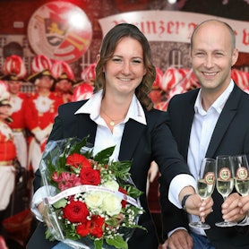 Prinz in spe Thomas III. (Schmitz, Mitte), Bauer Maurice (Jakobs) und Jungfrau Lea (Rodenbach) stoßen beim Uniformappell der Prinzengarde an.