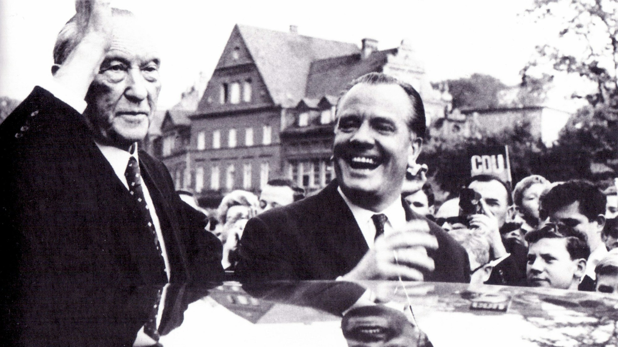 Konrad Adenauer mit Paul Lücke auf dem damaligen Gladbacher Marktplatz.