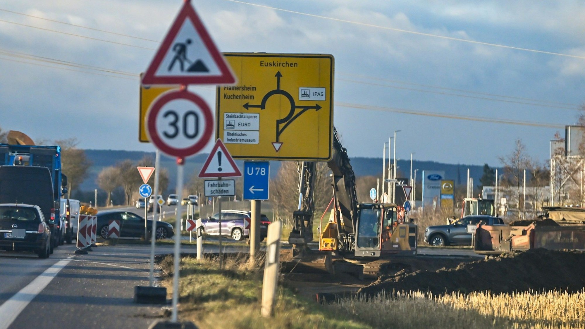 Das Bild zeigt die Baumaßnahmen am Kreisverkehr auf der L210.