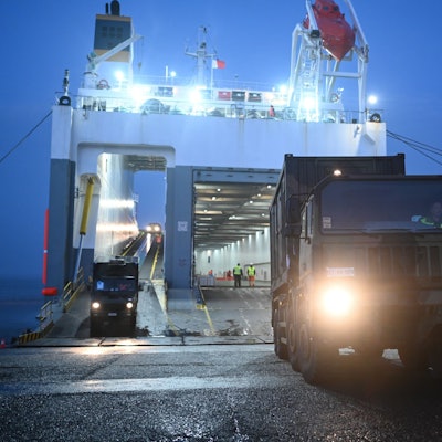 Erste Militärfahrzeuge sind in Emden angekommen.