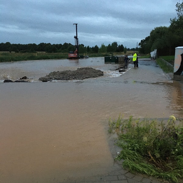 Die Aufnahme zeigt den überfluteten Mitbach.
