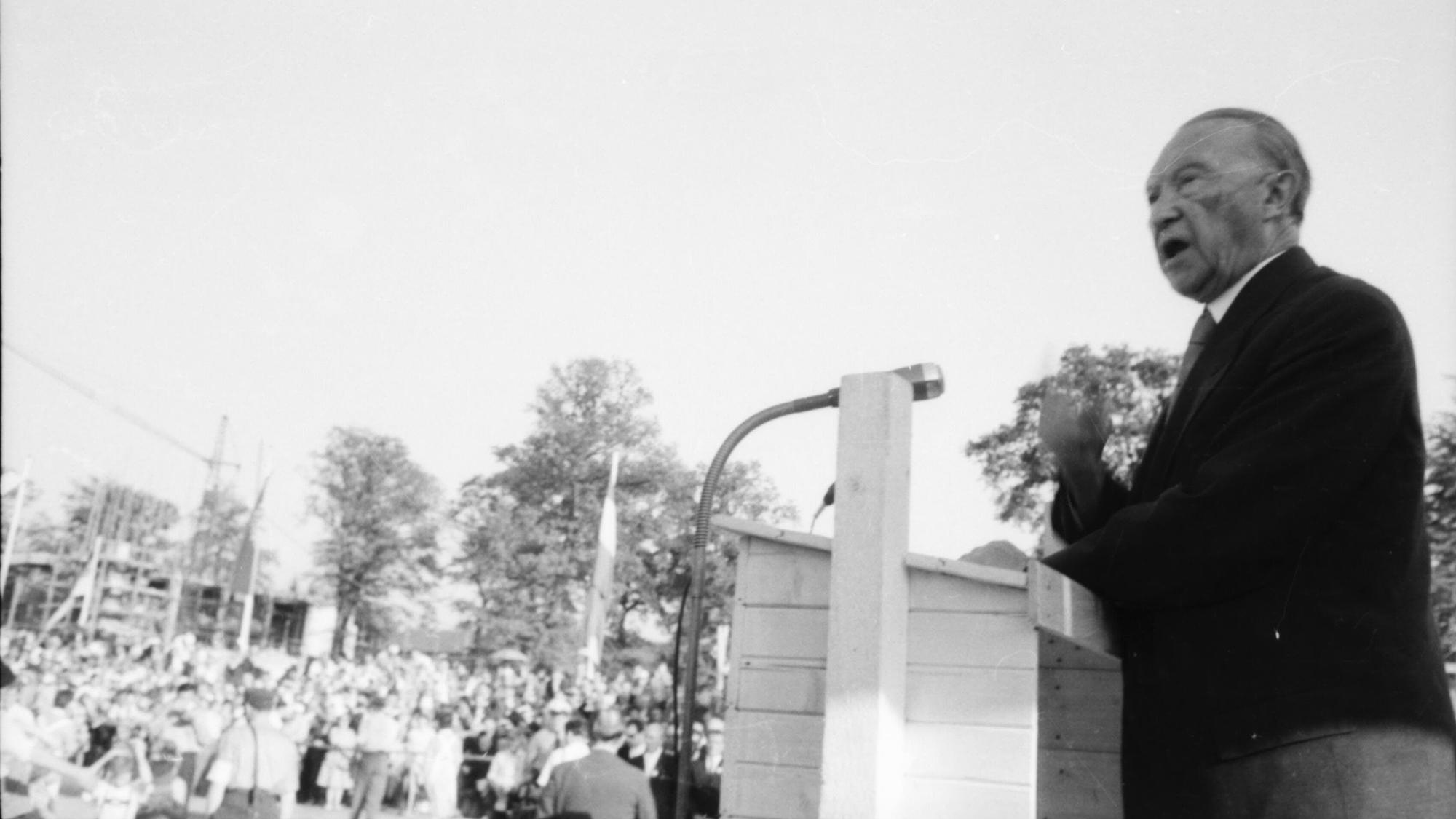 Konrad Adenauer steht vor einem Pult in Kippekausen.
