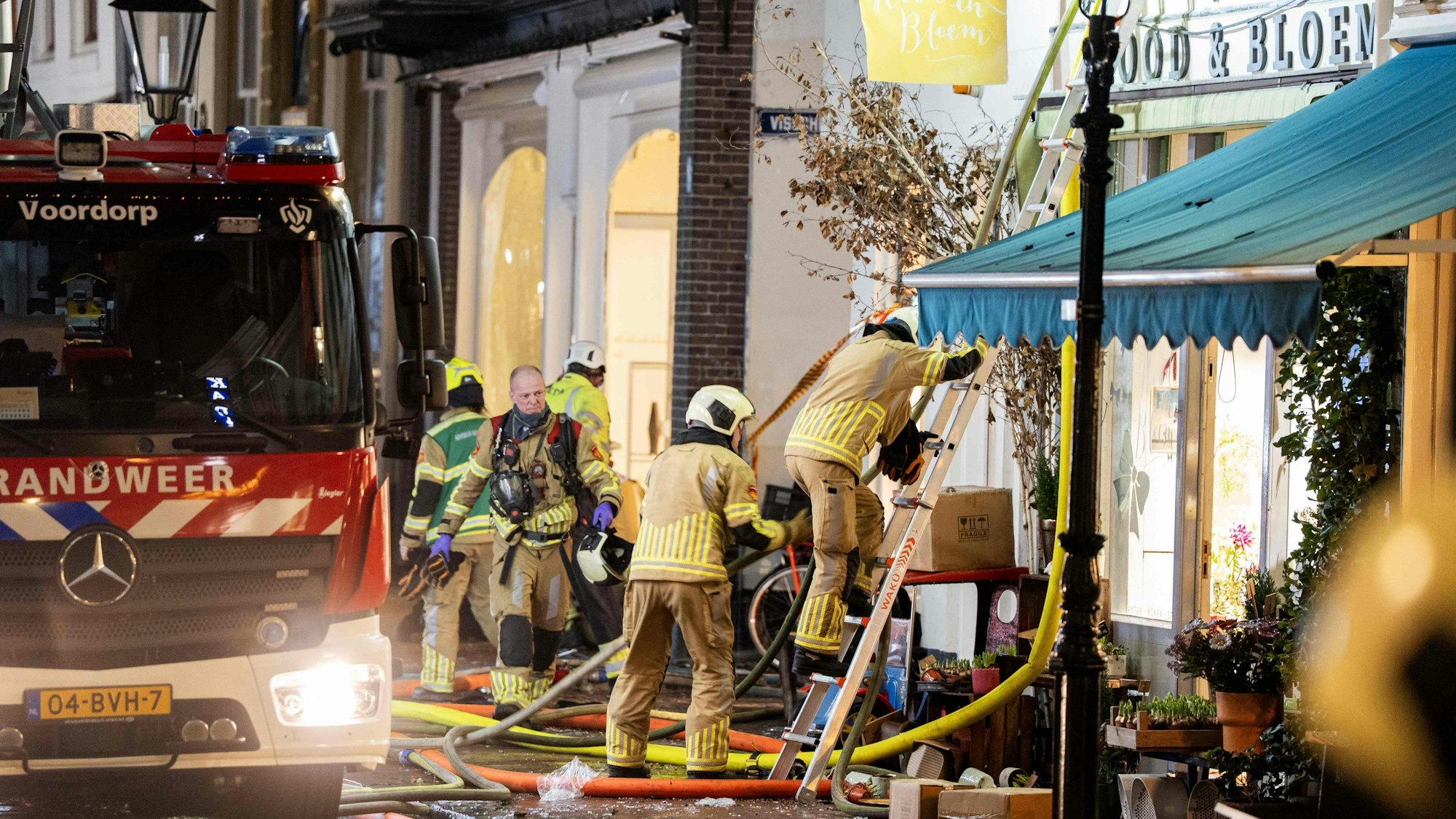 Feuerwehrleute am Einsatzort in Utrecht.