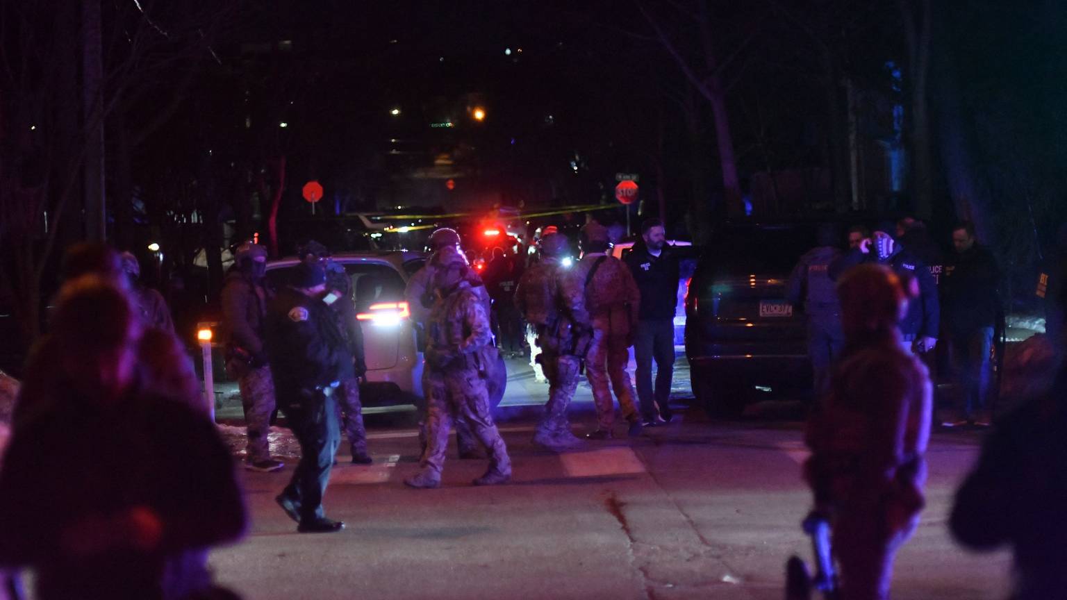 Das Bild zeigt eine Szene in Minneapolis, nach den Schüssen auf einen Mann durch einen ICE-Agenten. Foto: Ocvatio Jones/ AFP
