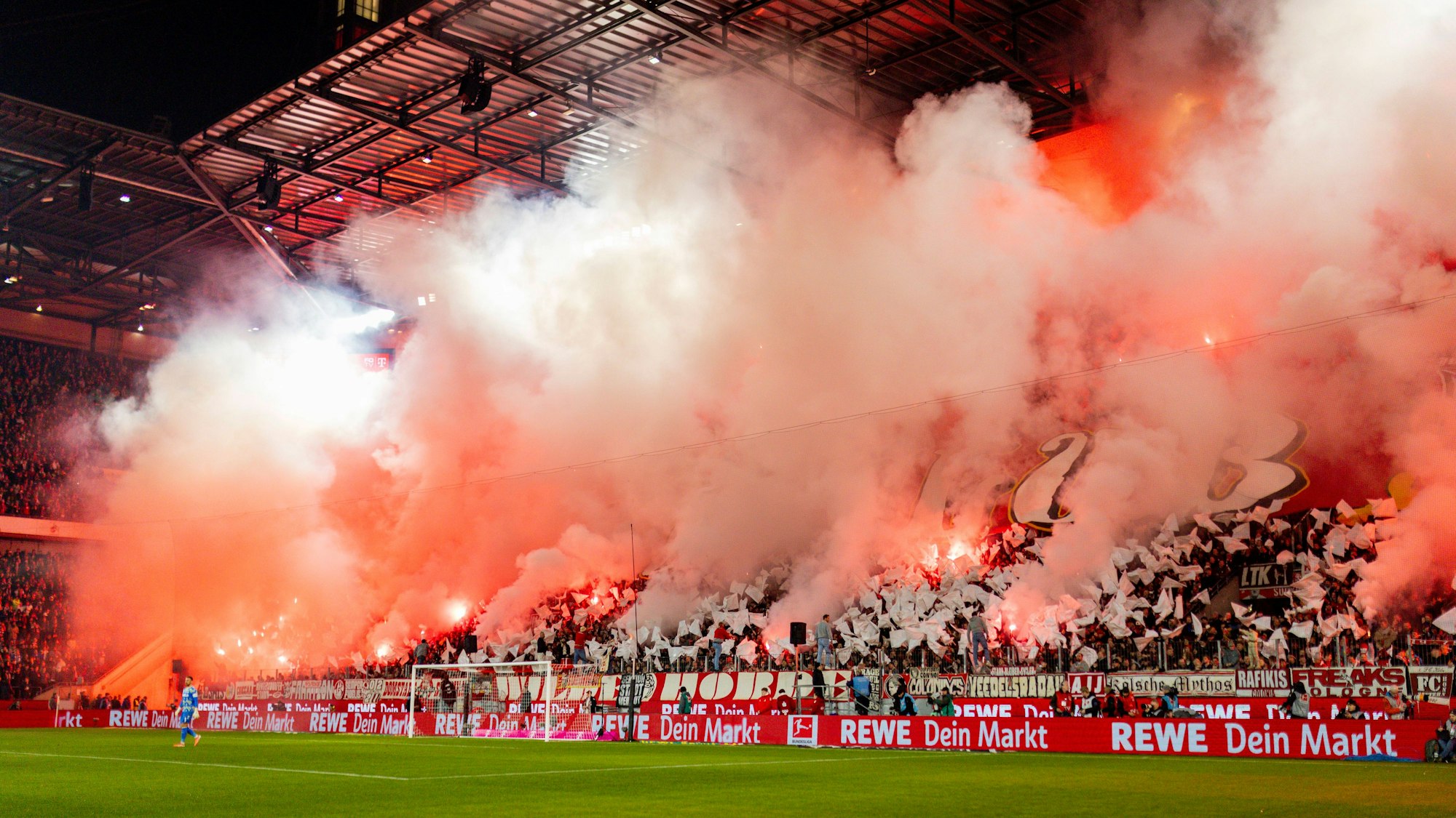 Lichterloh loderten die Feuer während des Spiels des FC gegen Bayern München auf der Südtribüne.
