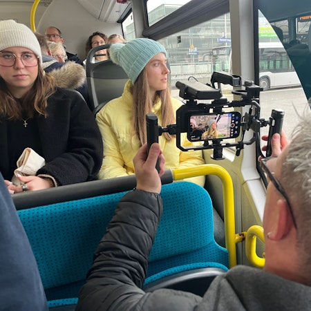 Filmeditor Michael Pikelj filmt im Bus Cora Wirthwein, die in „Hennefer Stolpersteine“ Charlotte ist.
