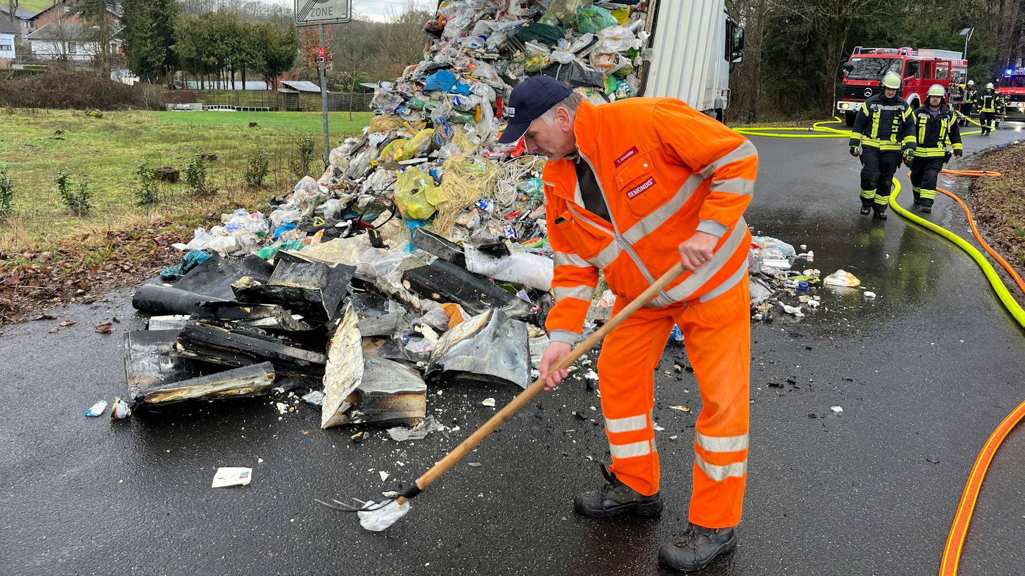 Auf der Straße Mühlenharth in Ruppichteroth-Oeleroth brannte es im Laderaum eines Müllautos. Gut zu erkennen sind die schwarz verkohlten Müllreste.