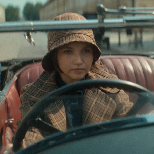 Agatha Christie's Seven Dials - Lady Eileen „Bundle“ Brent (Mia McKenna-Bruce)Netflix