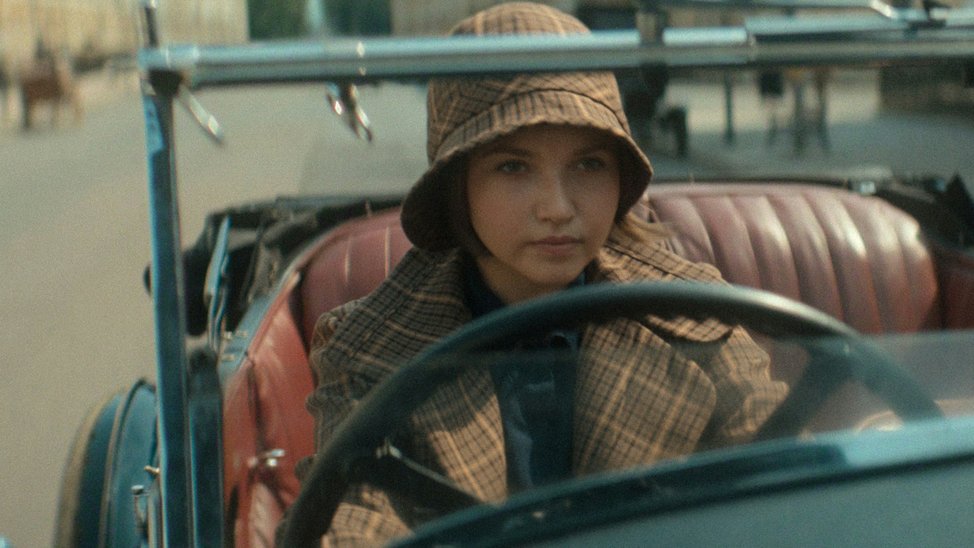 Agatha Christie's Seven Dials - Lady Eileen „Bundle“ Brent (Mia McKenna-Bruce)Netflix