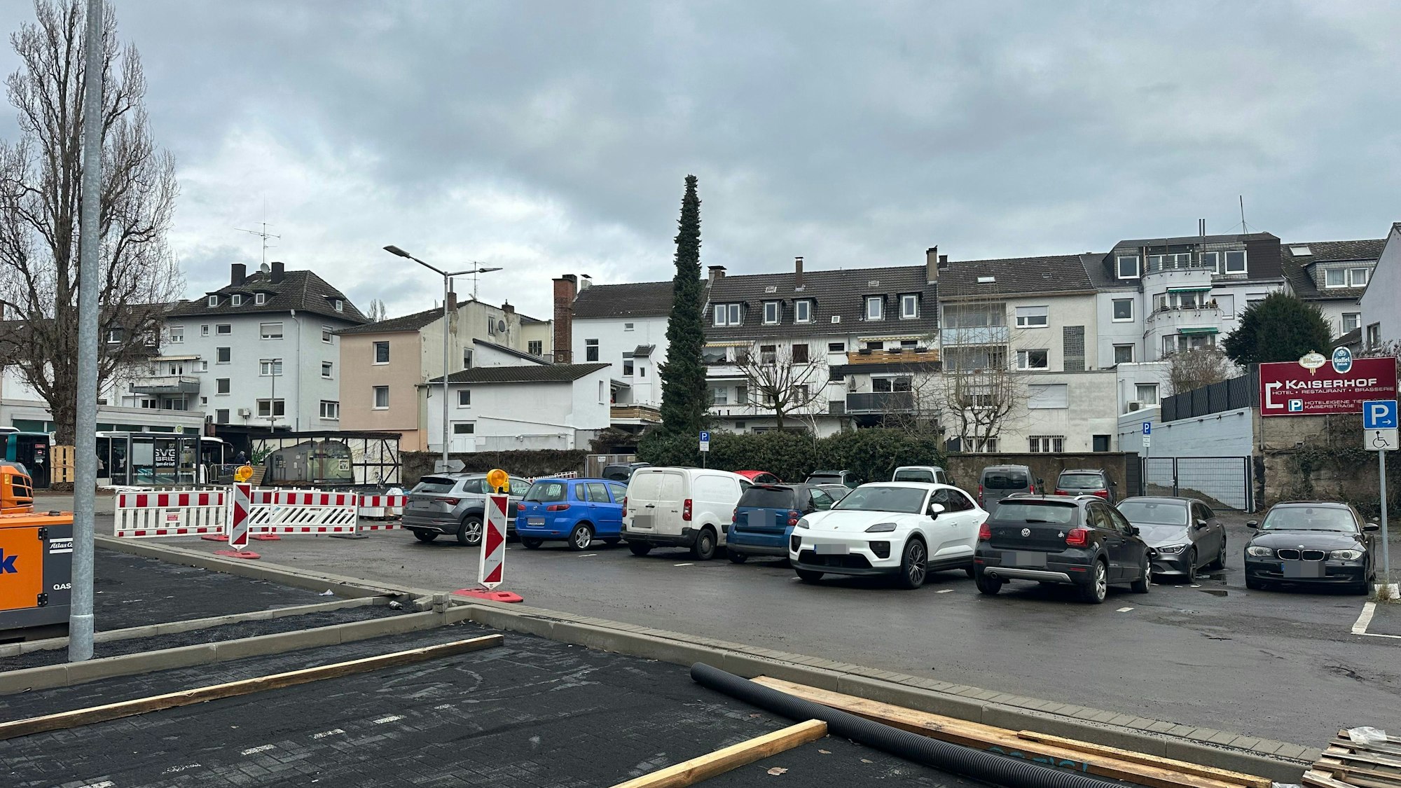 Auf diesem Parkplatz am Anfang der Humperdinckstraße endete die Verfolgungsjagd durch die Siegburger Innenstadt.