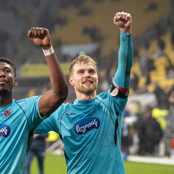 Viktorias Joel Agyekum (l.) und Lars Dietz nach dem Sieg in Aachen zum Hinrunden-Abschluss