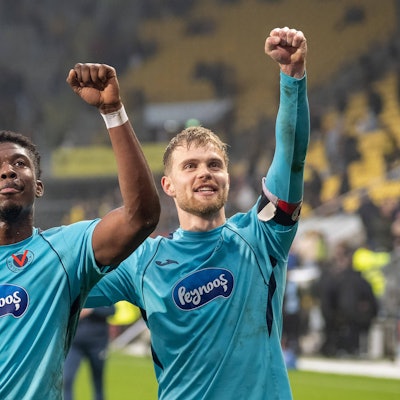 Viktorias Joel Agyekum (l.) und Lars Dietz nach dem Sieg in Aachen zum Hinrunden-Abschluss