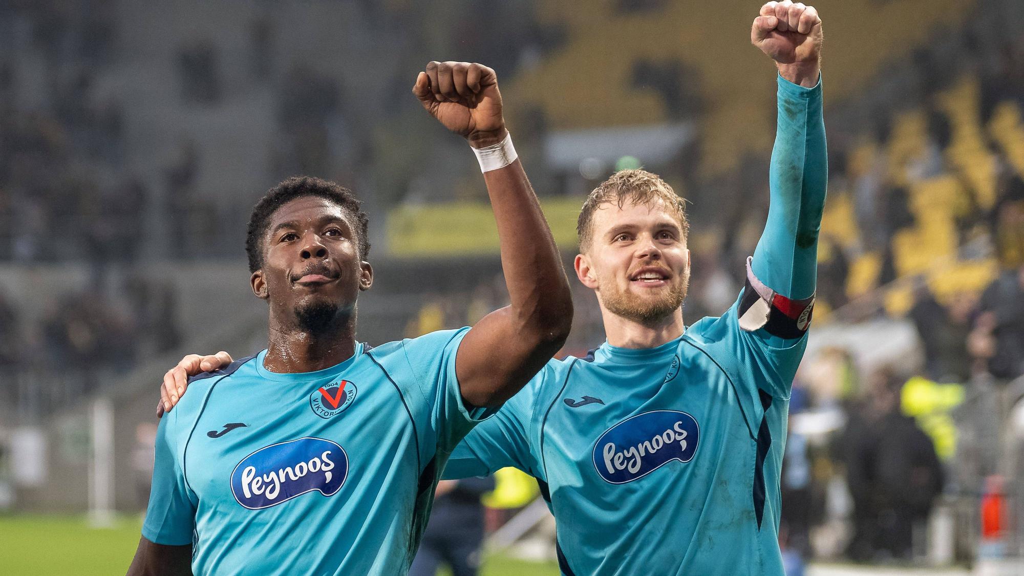 Viktorias Joel Agyekum (l.) und Lars Dietz nach dem Sieg in Aachen zum Hinrunden-Abschluss
