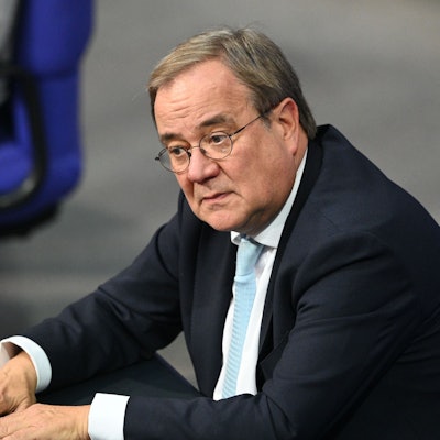 Armin Laschet (CDU), Vorsitzender des Auswärtigen Ausschusses, sitzt während der Debatte im Bundestag. (Archivbild)