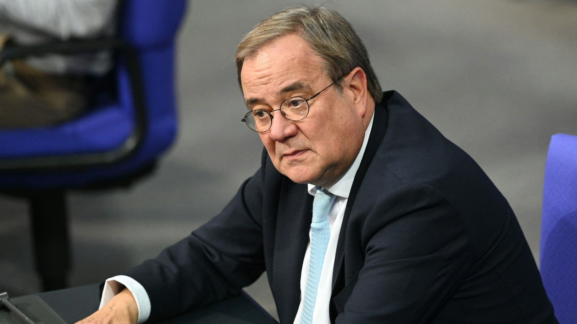 Armin Laschet (CDU), Vorsitzender des Auswärtigen Ausschusses, sitzt während der Debatte im Bundestag. (Archivbild)