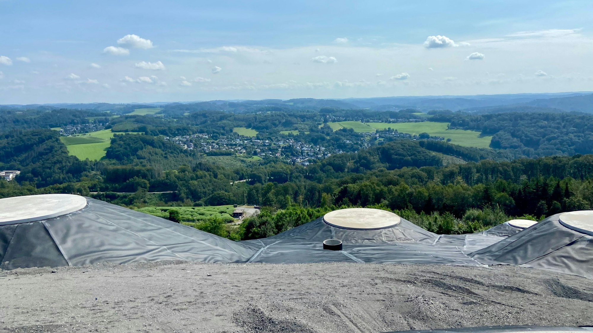 Plattformen für das Projekt Skybolon auf dem Kegel des Entsorgungszentrums Leppe.