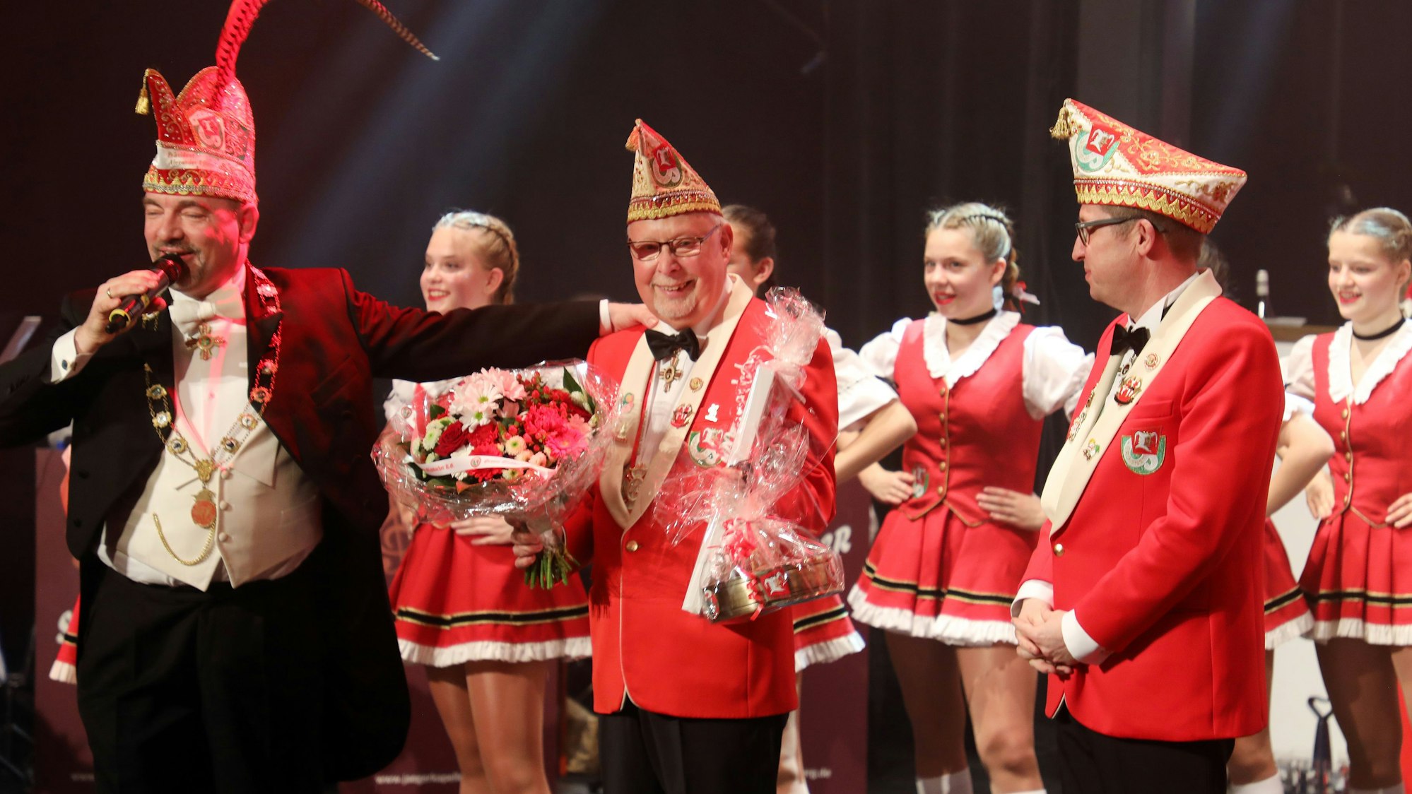 Gisbert Schweizer wird für seine langjährigen Verdienste um die Große Gladbacher KG geehrt.