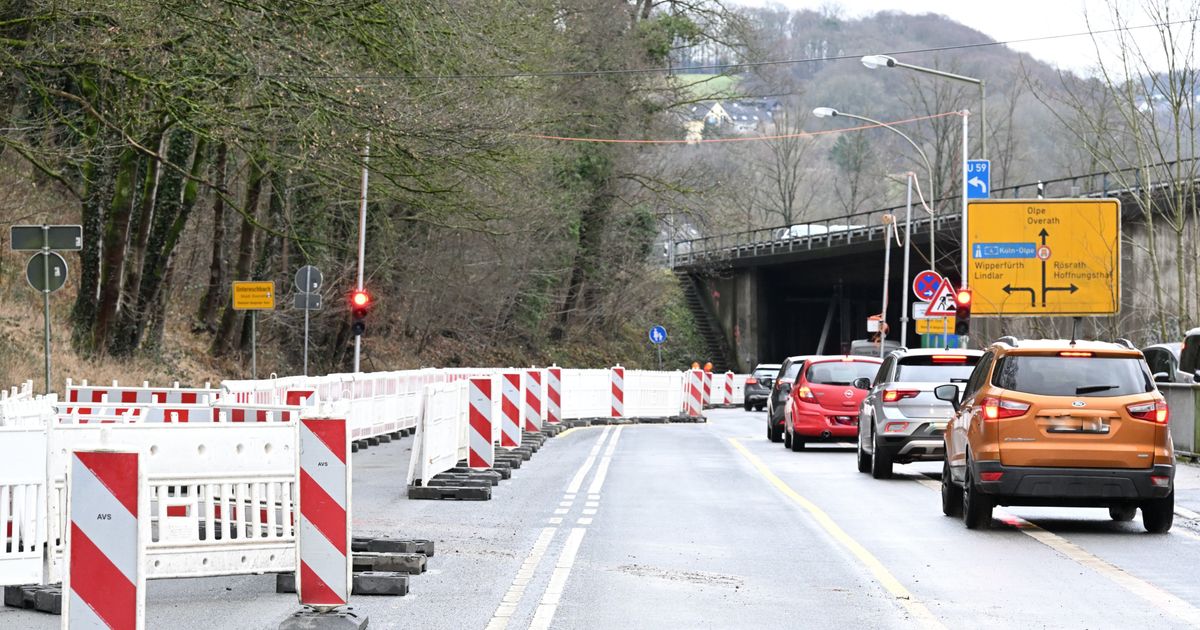Dilapidated highway: New lanes before and after the A4 bridge in ...